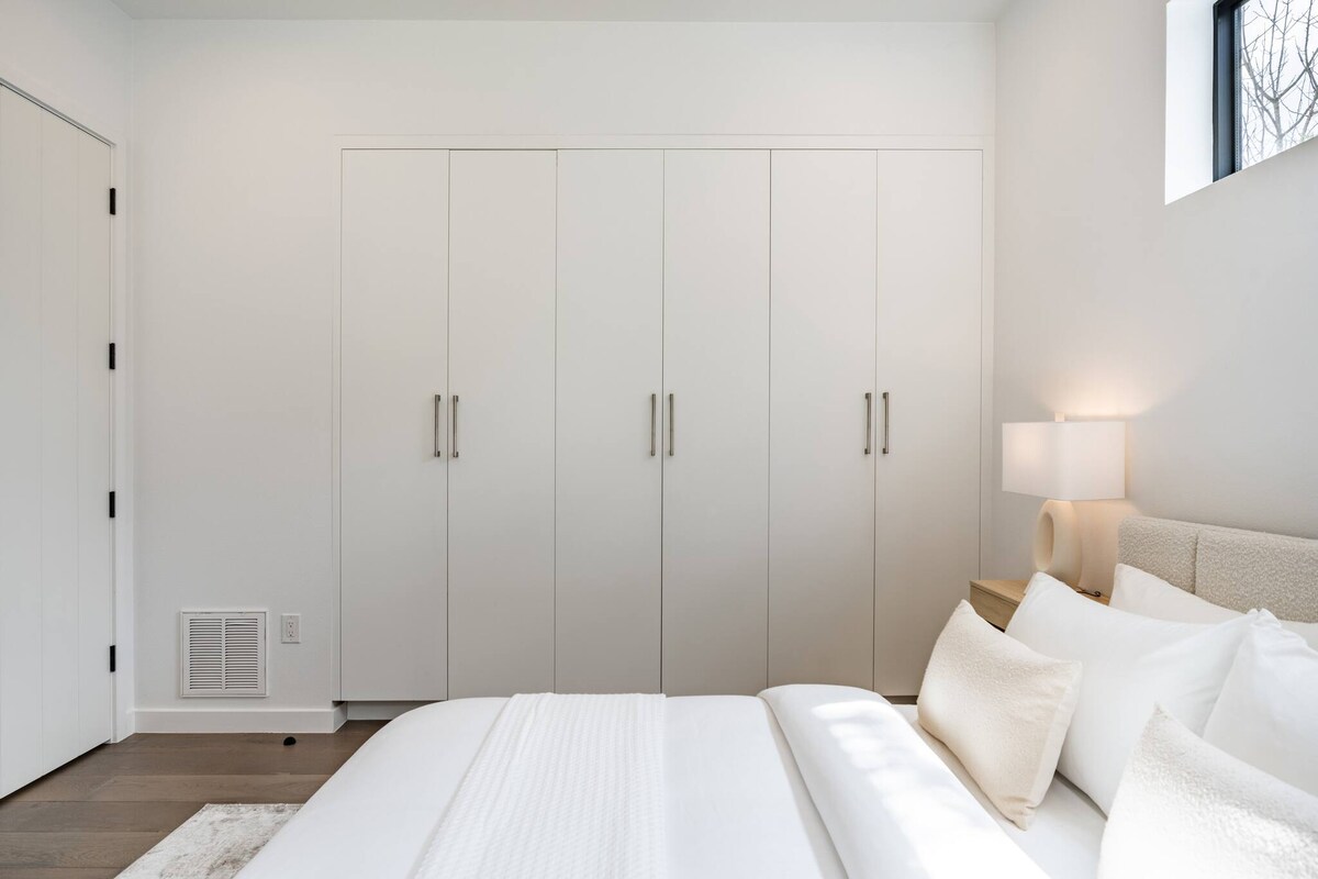 Popular Airbnb listing: Modern Lakeview Retreat: Terrace + BBQ in Austin