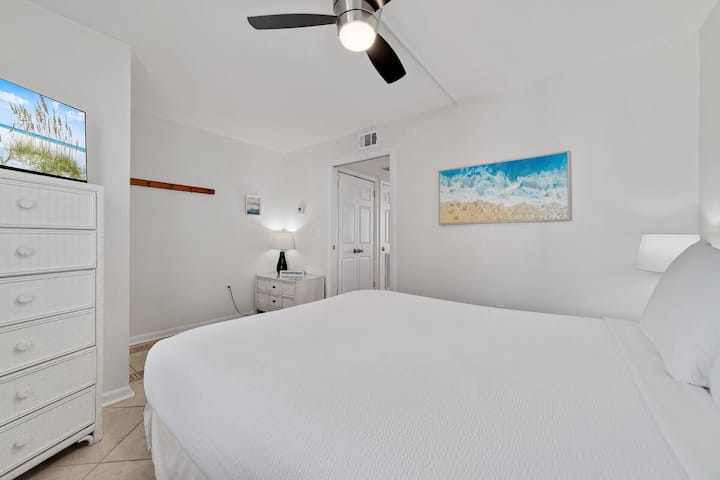 Спалната соба може да се пофали со брачен кревет (широк 150-179 см) и свежа, чиста постелнина за мирен ноќен одмор.