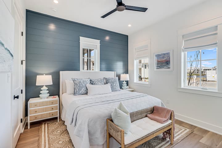 King Bedroom with Shared Bathroom, 1st Floor. 