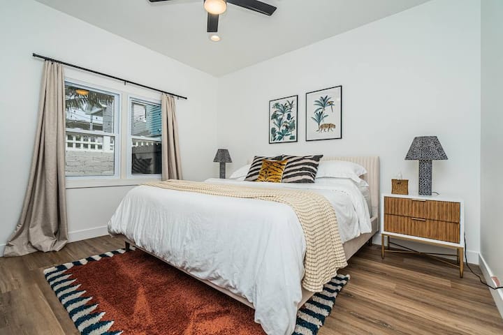 Uvoľnite sa v hlavnej spálni na pokojný nočný spánok a zobuďte sa osviežení do ďalšieho krásneho rána v Coronadu.