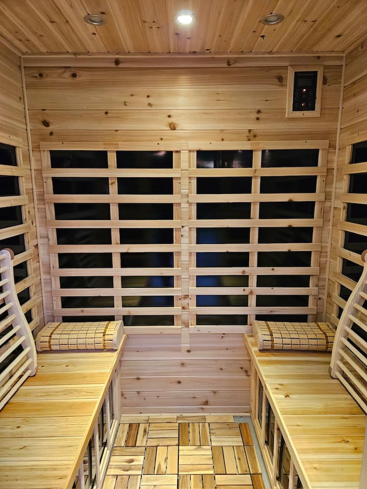 Cozy Bear Cabin Hideaway - Hot Tub, Sauna, Firepit - Cabins for