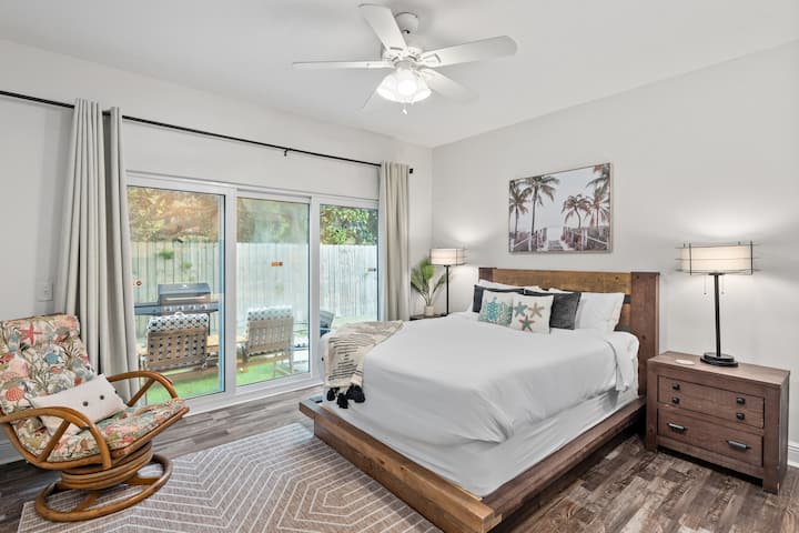 La chambre 2 dispose d'un grand lit, d'un accès au patio, d'une kitchenette, d'une télévision et d'une salle de bains privative.