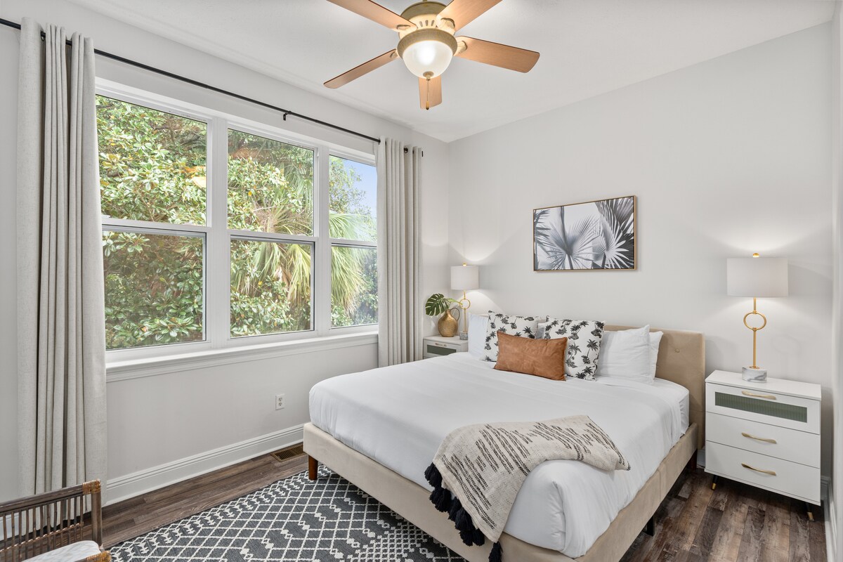 Dhoma e gjumit 3 ka një krevat dopio "king".