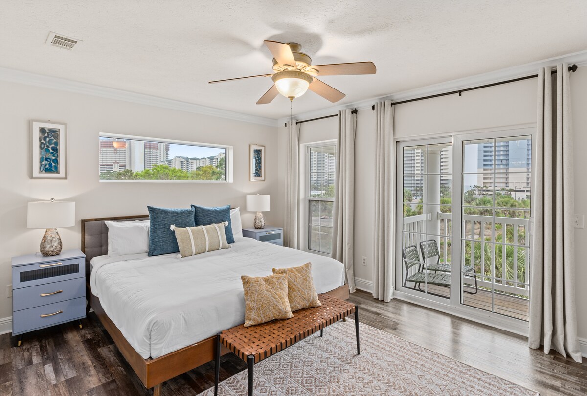 Dhoma kryesore e gjumit ka një krevat dopio "king", ballkon, televizor dhe banjë.