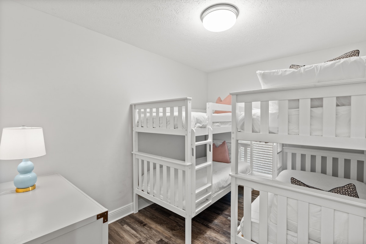 Dhoma e gjumit 4 ka 2 krevate dopio.