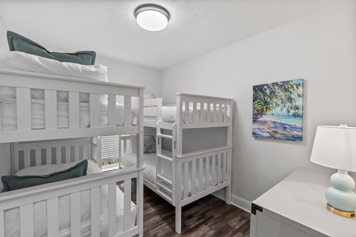 Dhoma e gjumit 5 ka 2 krevate dopio mbi krevate dopio.