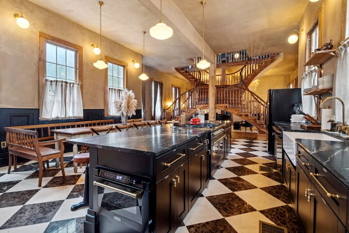 Opulent Art Deco Villa w Pool & Hot Tub 5bd|6.5ba gallery image 2