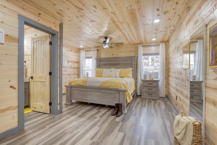 El dormitorio 2 cuenta con cama tamaño king, TV y baño privado.