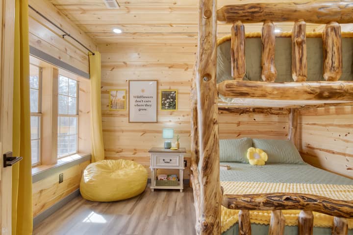 El dormitorio 5 cuenta con una litera queen sobre queen y un televisor.