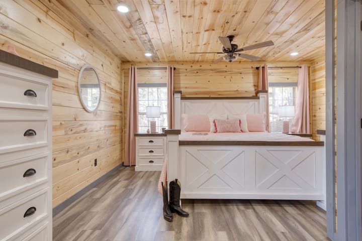 El dormitorio 3 cuenta con una cama tamaño king, TV y baño privado.