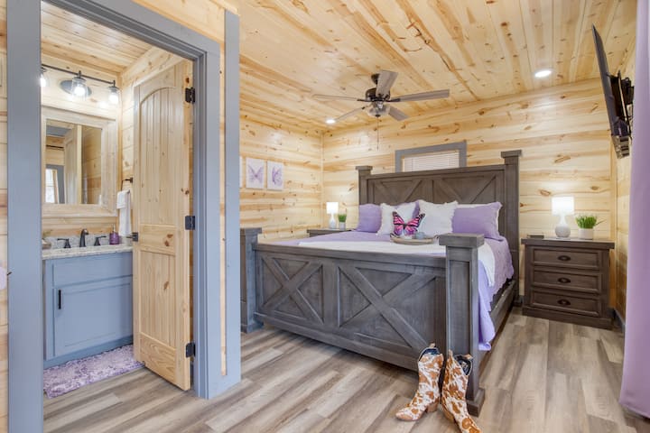 El dormitorio principal cuenta con cama tamaño king, TV y baño privado.