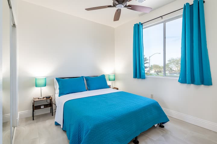 Queen bed, charging station, nightstands, and lamp