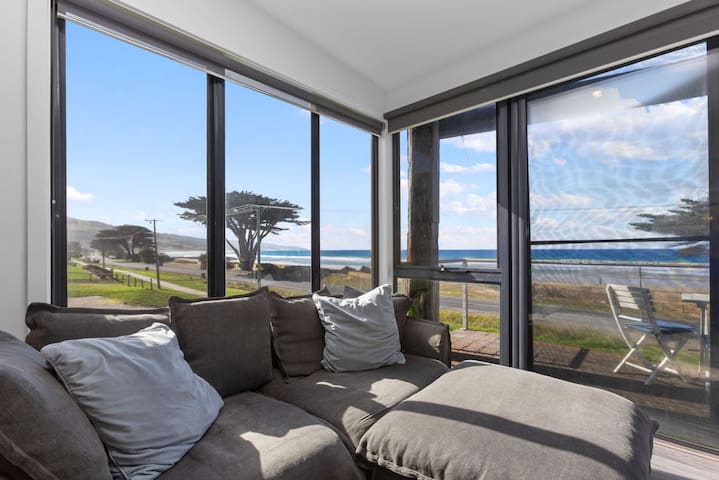 Blue Sea – Beachfront Escape