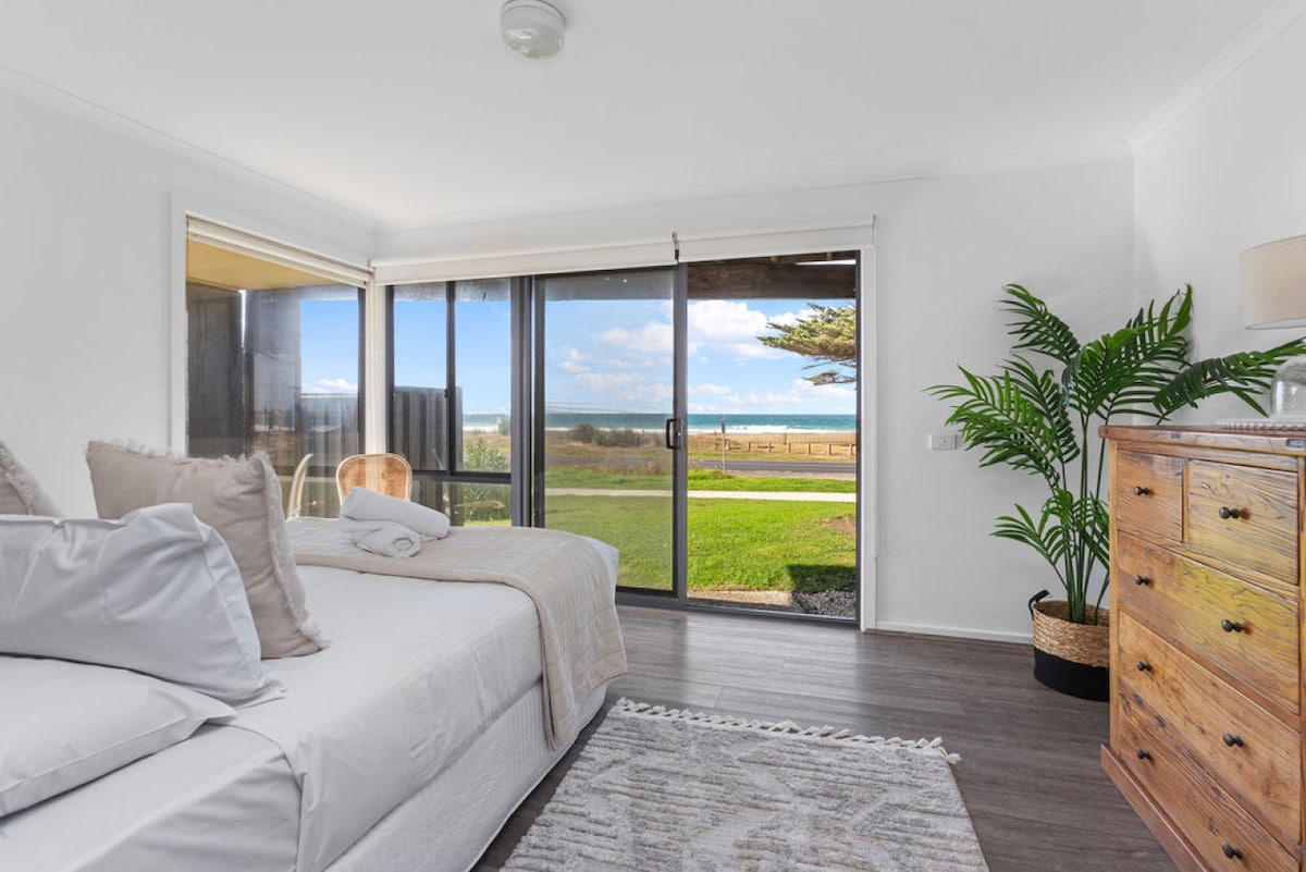 חדר שינה ראשי עם נוף לים