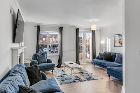 Seven Space Central Town House with Parking