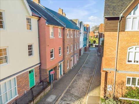 Seven Space Central Town House with Parking