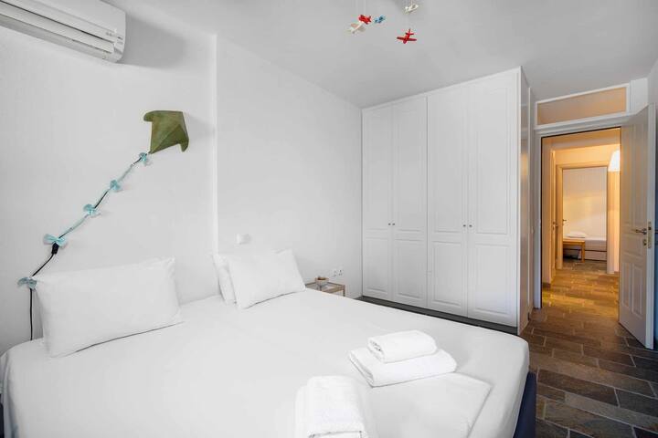 Almira gallery image 5