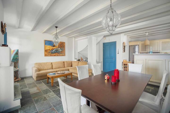 Almira gallery image 3