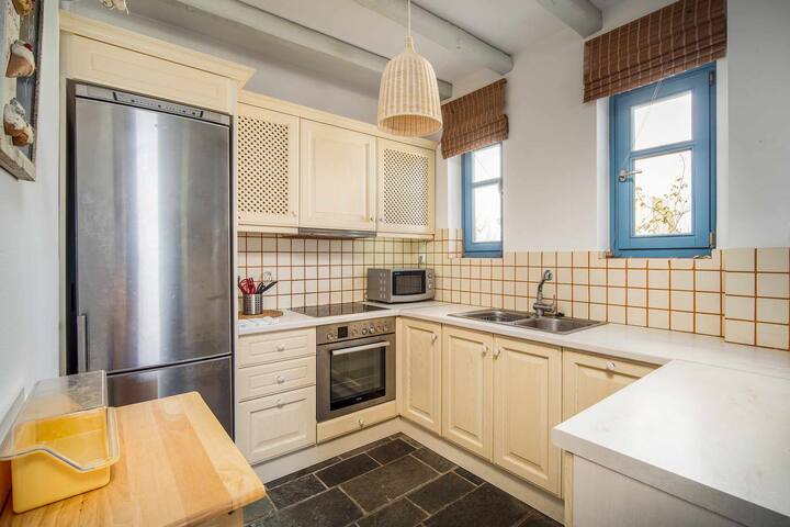 Almira gallery image 4