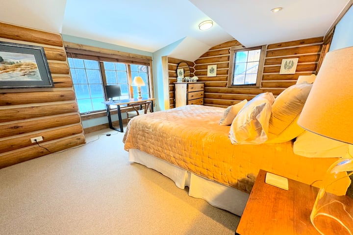 Schlafzimmer Nr.3, ebenfalls auf der Hauptebene, verfügt über ein Queensize-Bett, einen speziellen Arbeitsplatz und ein eigenes Bad.