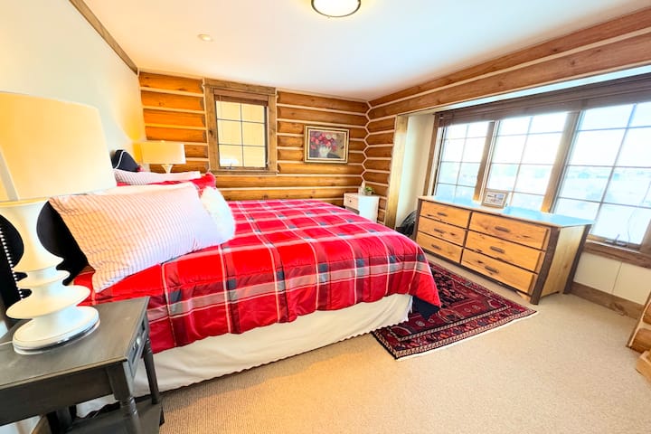 Schlafzimmer #2, das sich auf der Hauptebene befindet, verfügt über ein Kingsize-Bett, einen großen Kleiderschrank und ein eigenes Bad.