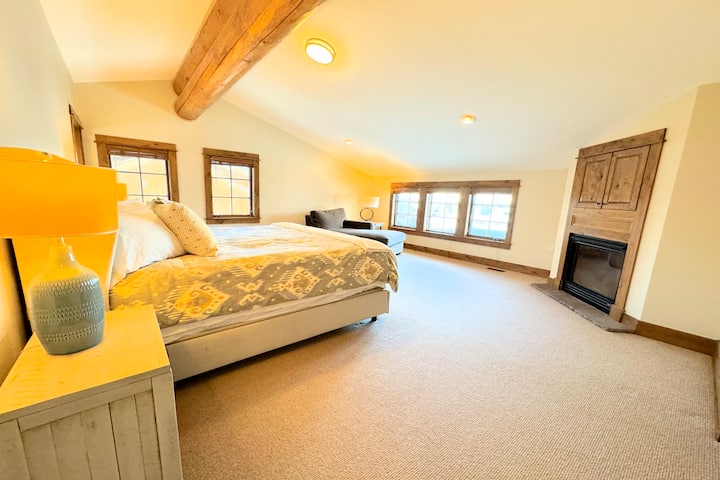 Das Hauptschlafzimmer (befindet sich auf der obersten Etage) verfügt über ein Kingsize-Bett, einen Gaskamin, einen Fernseher und ein großes eigenes Bad mit Dusche/Badewanne. 