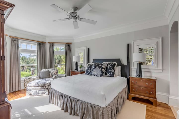 Sypialnia 2 - Master Suite - First Floor - King Bed - Chaise Lounge - TV - Private Bath