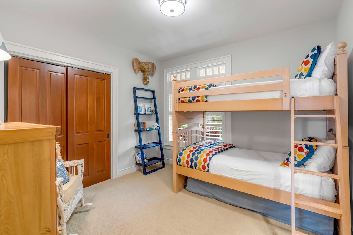 Dormitor 6 - Pat supraetajat (doi gemeni) - baie comună (cu dormitor 5, pat matrimonial) - primul etaj