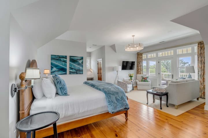 Bedroom 1 - Master Penthouse Suite - King Bed - Sitting Area with TV - Private Ocean View Balcony - Third Floor