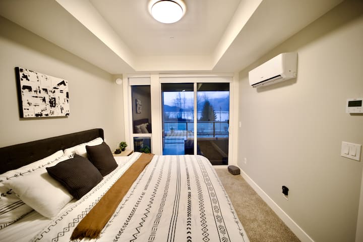 Master Bedroom - Inakabiliwa na Ziwa Harrison - Ufikiaji wa Roshani