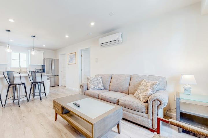 Rehoboth Beach Condo: Pool Golf & Chic Decor - Rehoboth Beach, DE