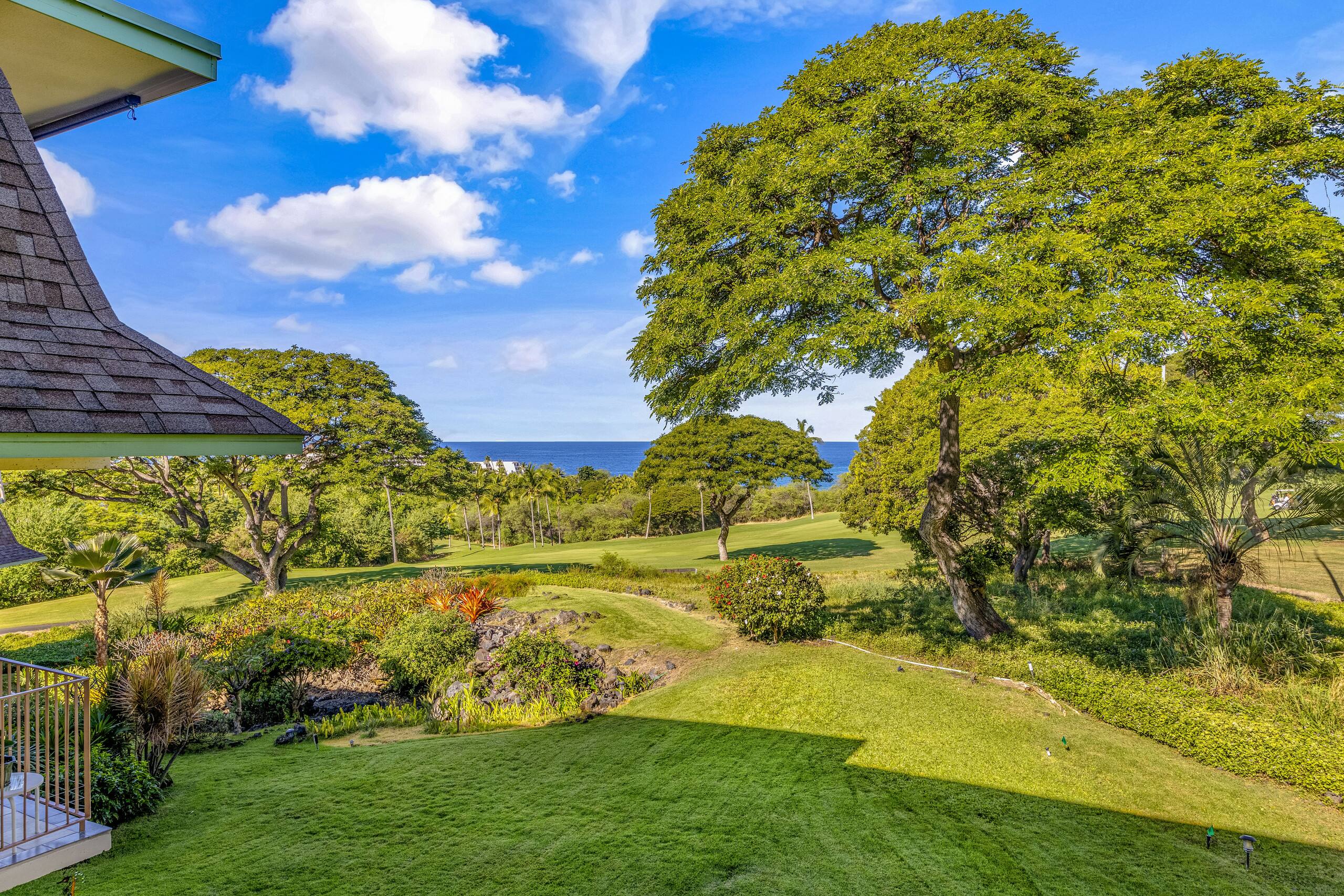 Condo in Kailua-Kona · ★4.6 · 2 bedrooms · 2 beds · 2 private baths - Image 28