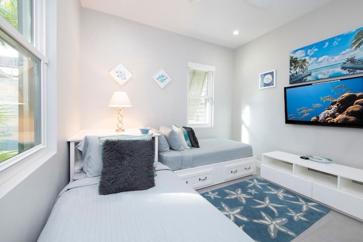 El dormitorio 6 en el nivel inferior está amueblado con 2 camas individuales y un televisor de alta definición.