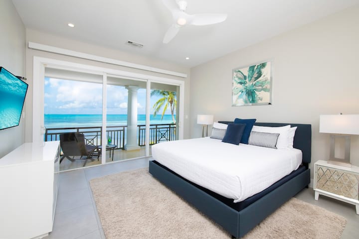 El dormitorio 2 también cuenta con una cama tamaño king, TV HD y acceso al balcón compartido. 