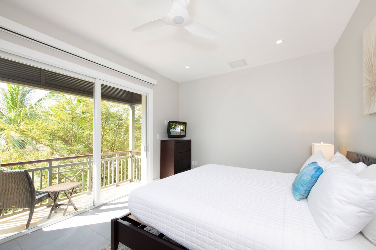 El dormitorio 5 está amueblado con una cama tamaño king, TV de alta definición y un balcón privado. 