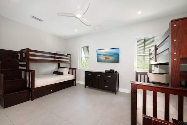 El dormitorio 4, la habitación litera, ¡es perfecto para niños! La habitación está amueblada con 2 literas individuales sobre dobles, además de 2 camas nido, un televisor de alta definición y una consola de videojuegos Xbox.