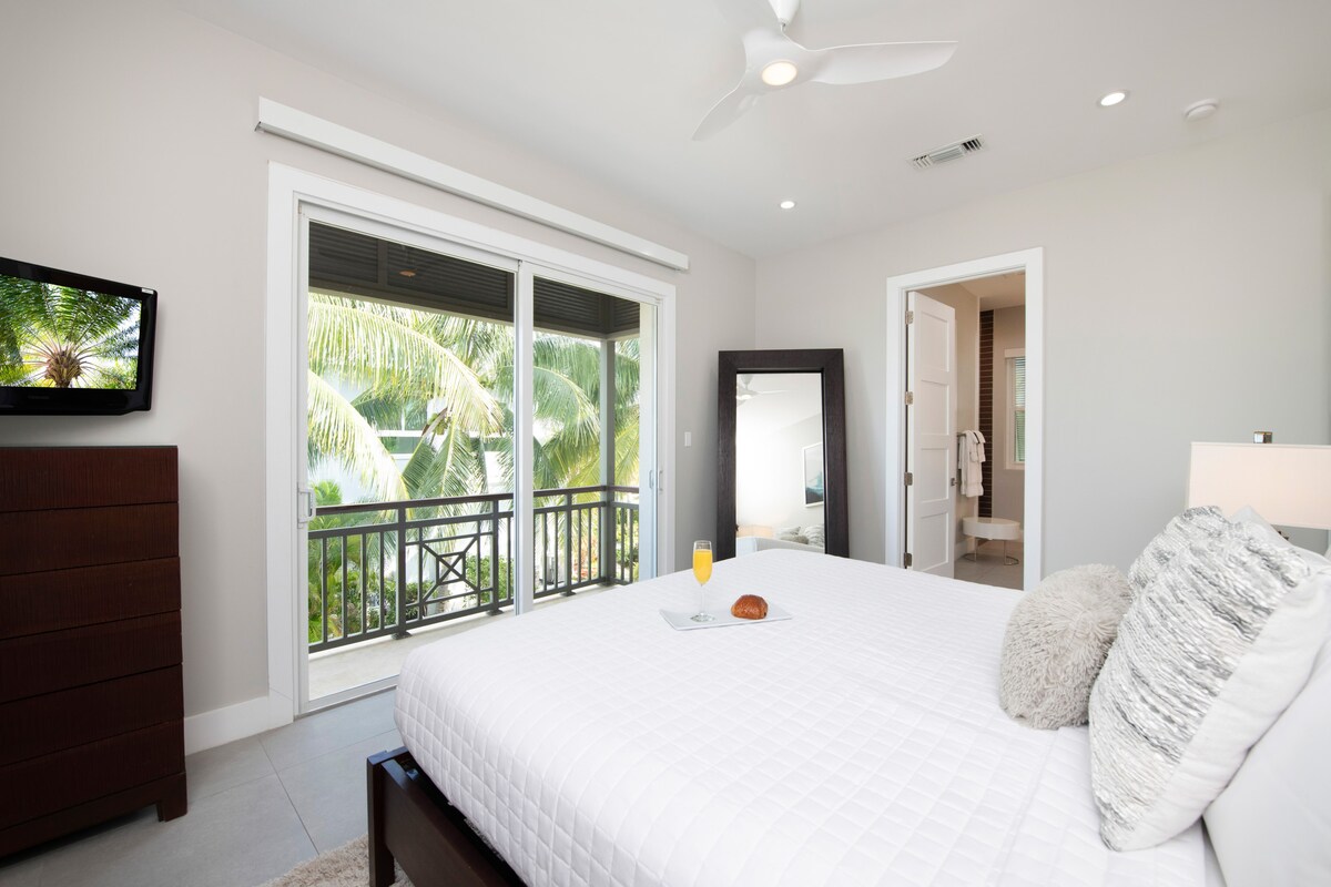 El dormitorio 3 está amueblado con una cama tamaño king, TV de alta definición y balcón privado. 