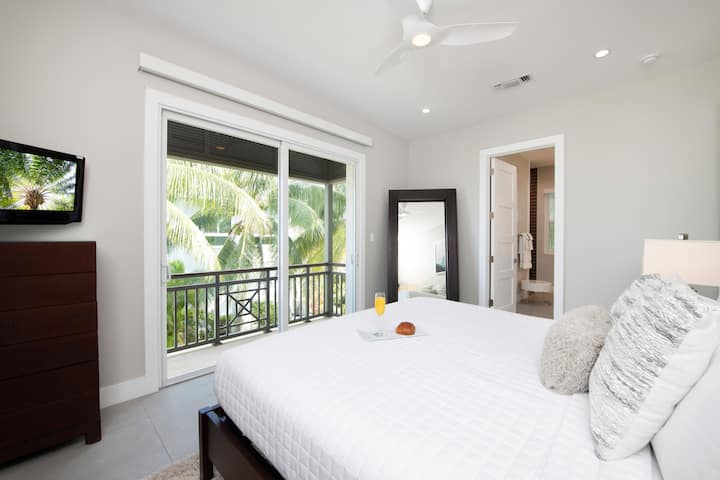 El dormitorio 3 está amueblado con una cama tamaño king, TV de alta definición y balcón privado. 