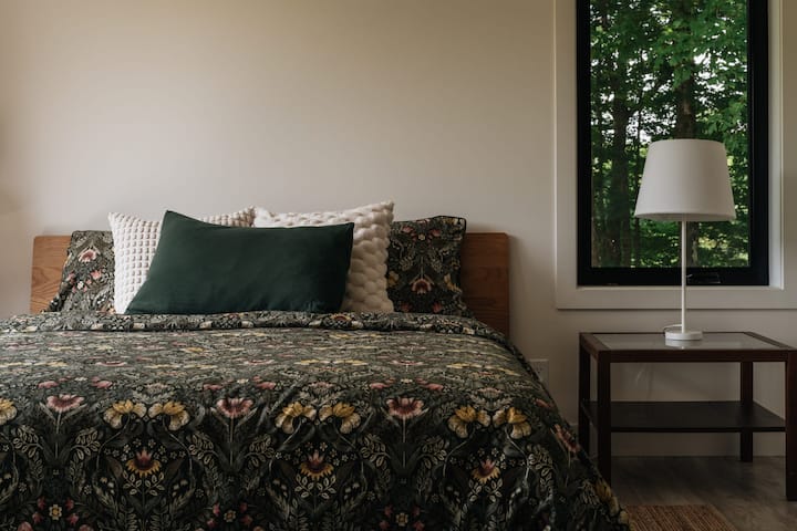 Соба со брачен кревет (широк 150 - 179 см) 