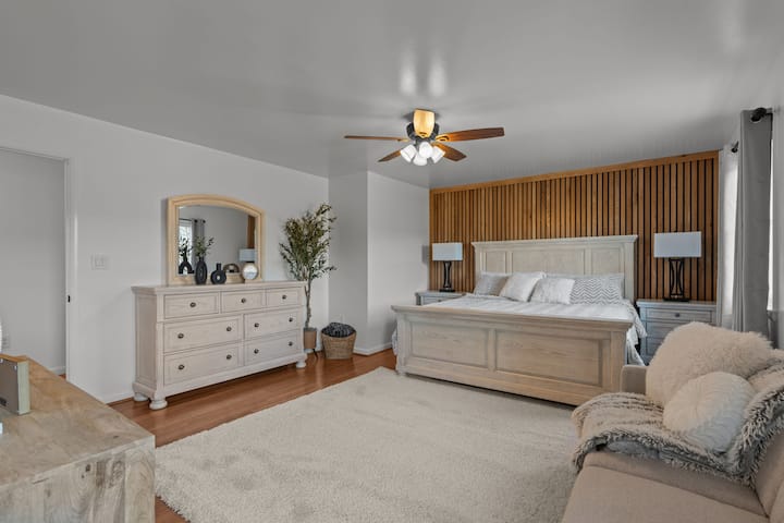 2. kat: glavna spavaća soba s privatnom kupaonicom