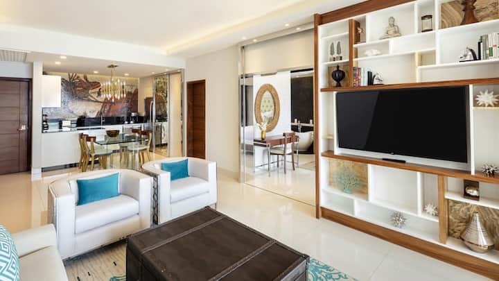 Ubunifu wa mambo ya ndani unaohamasishaUtalii maisha ya kifahari huko Garza Blanca Cancun: Chumba chetu cha kifahari kina jiko la kisasa, sebule yenye nafasi kubwa na mapambo maridadi. Inafaa kwa ukaaji wa starehe na usioweza kusahaulika. Weka nafasi ya likizo yako bora leo!