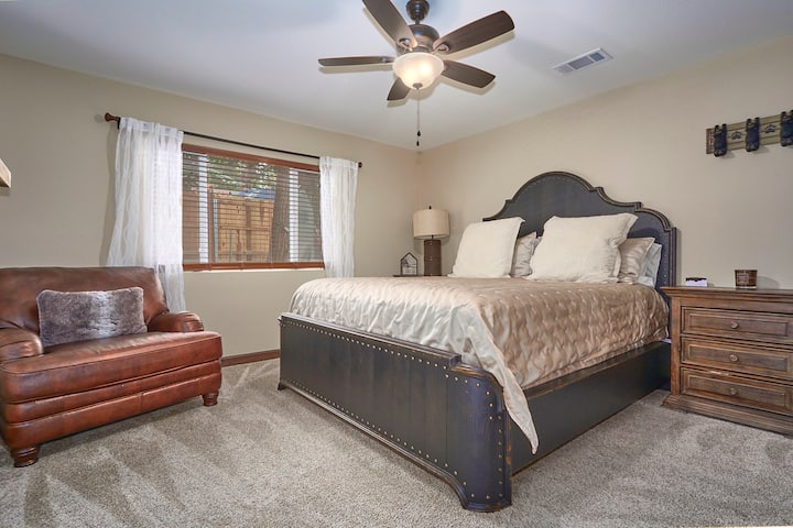 מיטת קינג סייז בחדר שיש בו 2 מיטות!