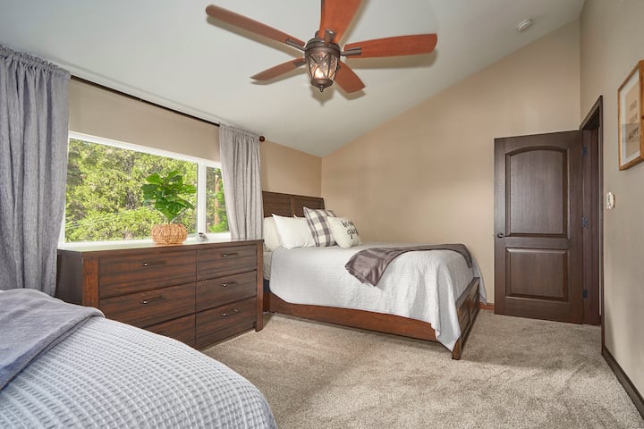 2 מיטות קווין סייז בחדר שיש בו מקום ל -4 אנשים!