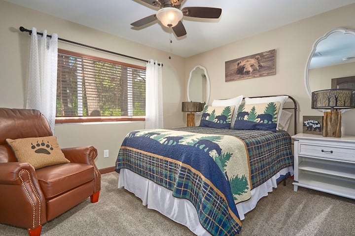 מיטה בגודל מלא בחדר שיש בו 2 אנשים!