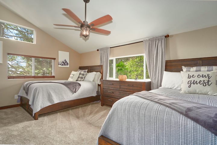 2 מיטות קווין סייז בחדר שיש בו מקום ל -4 אנשים!