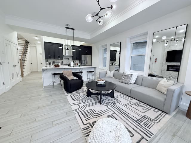 Beautiful 3BR 3.5BA Full Ensuite Duplex W/Backyard