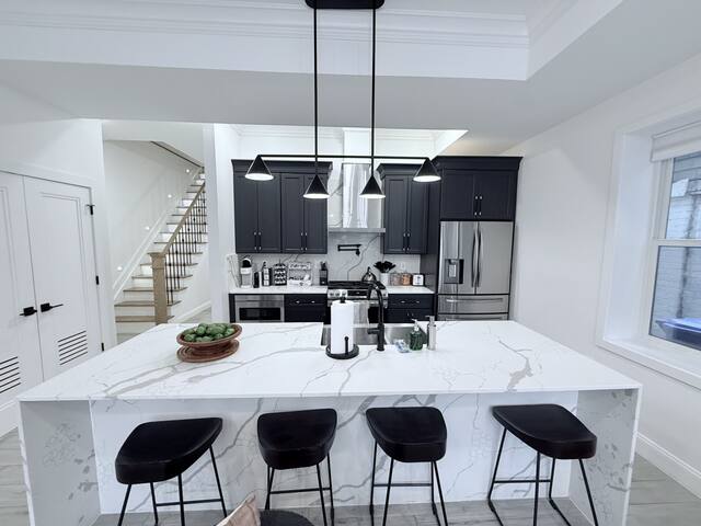 Beautiful 3BR 3.5BA Full Ensuite Duplex W/Backyard gallery image 2