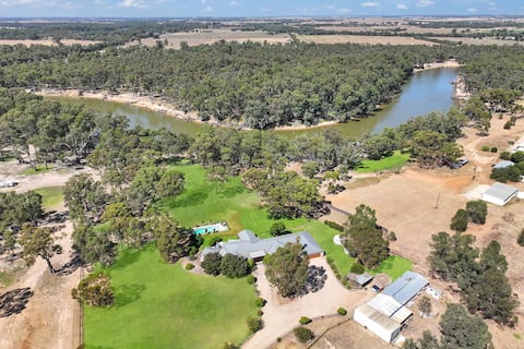 Riverlyne - Riverfront Holiday Home