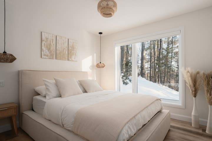 Una cómoda cama tamaño queen con vista a la naturaleza.