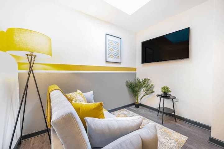 Vibrant Manchester Apartment | 5 Bedrooms, 5 Baths - Bury